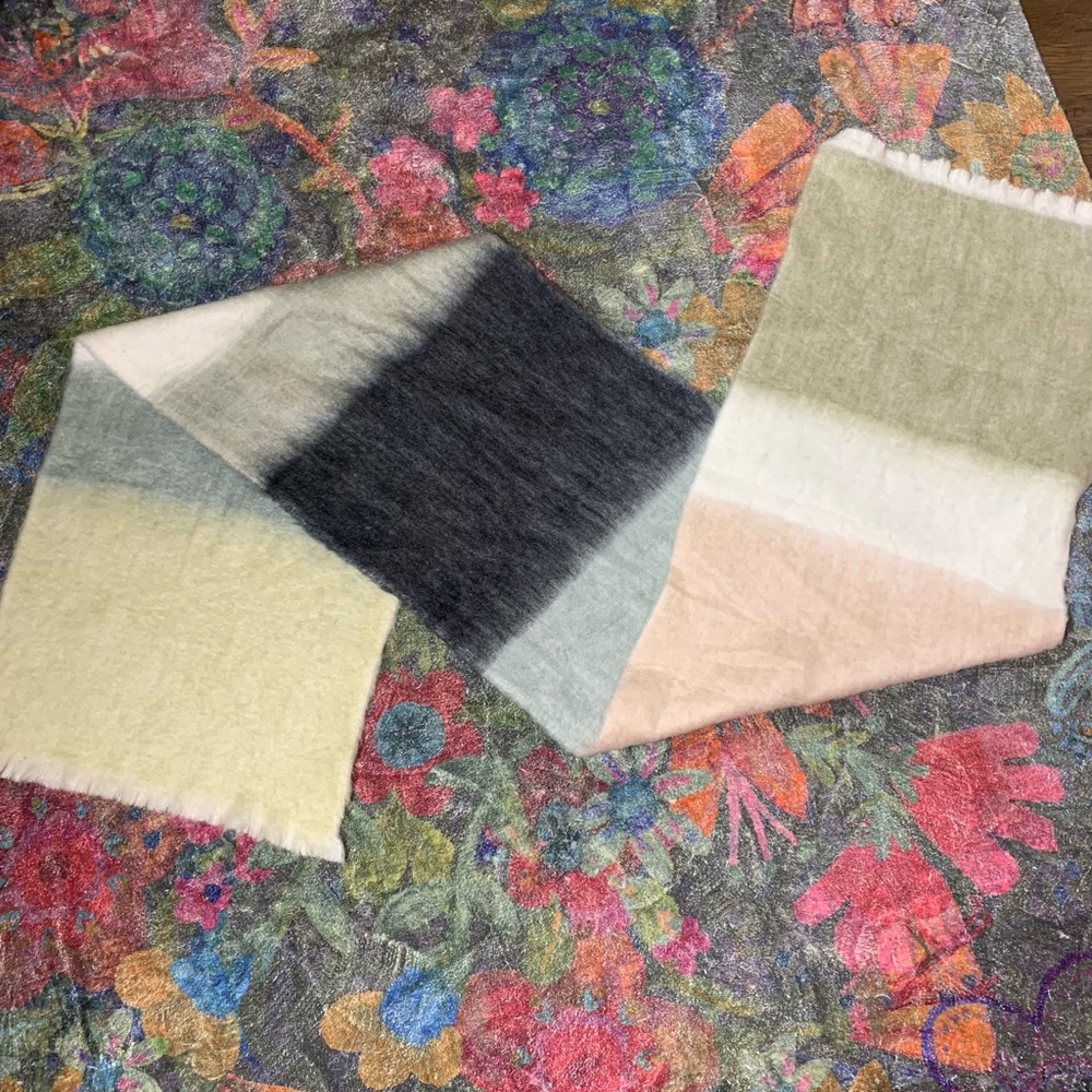 GAP -- Multicolor Gradient Scarf 🧣 - Picture 5 of 15